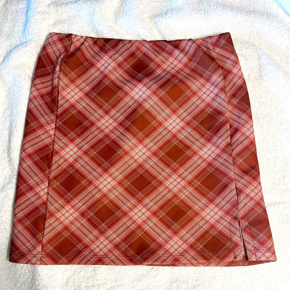 Pink white skirt fits great on s-m